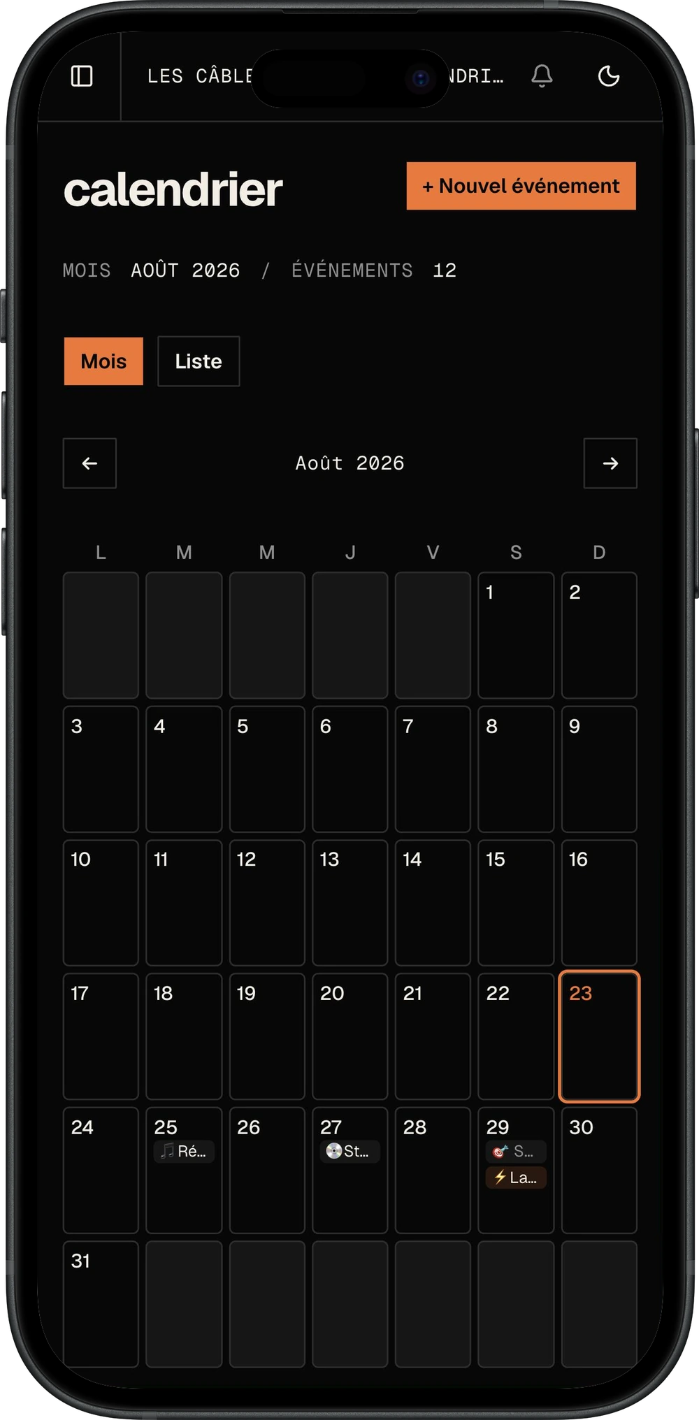 Grille du mois d'août sur téléphone : une répétition, une session studio, un concert et un jalon de sortie posés dans leurs cases, la date du jour encadrée en orange.