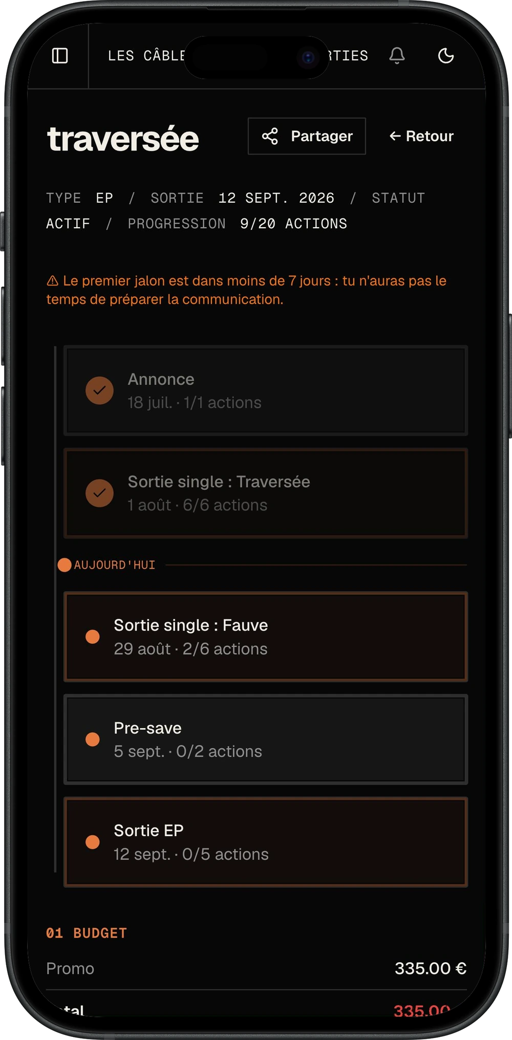 Cascade d'un EP à sortir : annonce, deux singles, pre-save et sortie, chaque jalon daté avec ses actions cochées, l'alerte quand le plan est trop serré, et l'avancement à 9 actions sur 20.