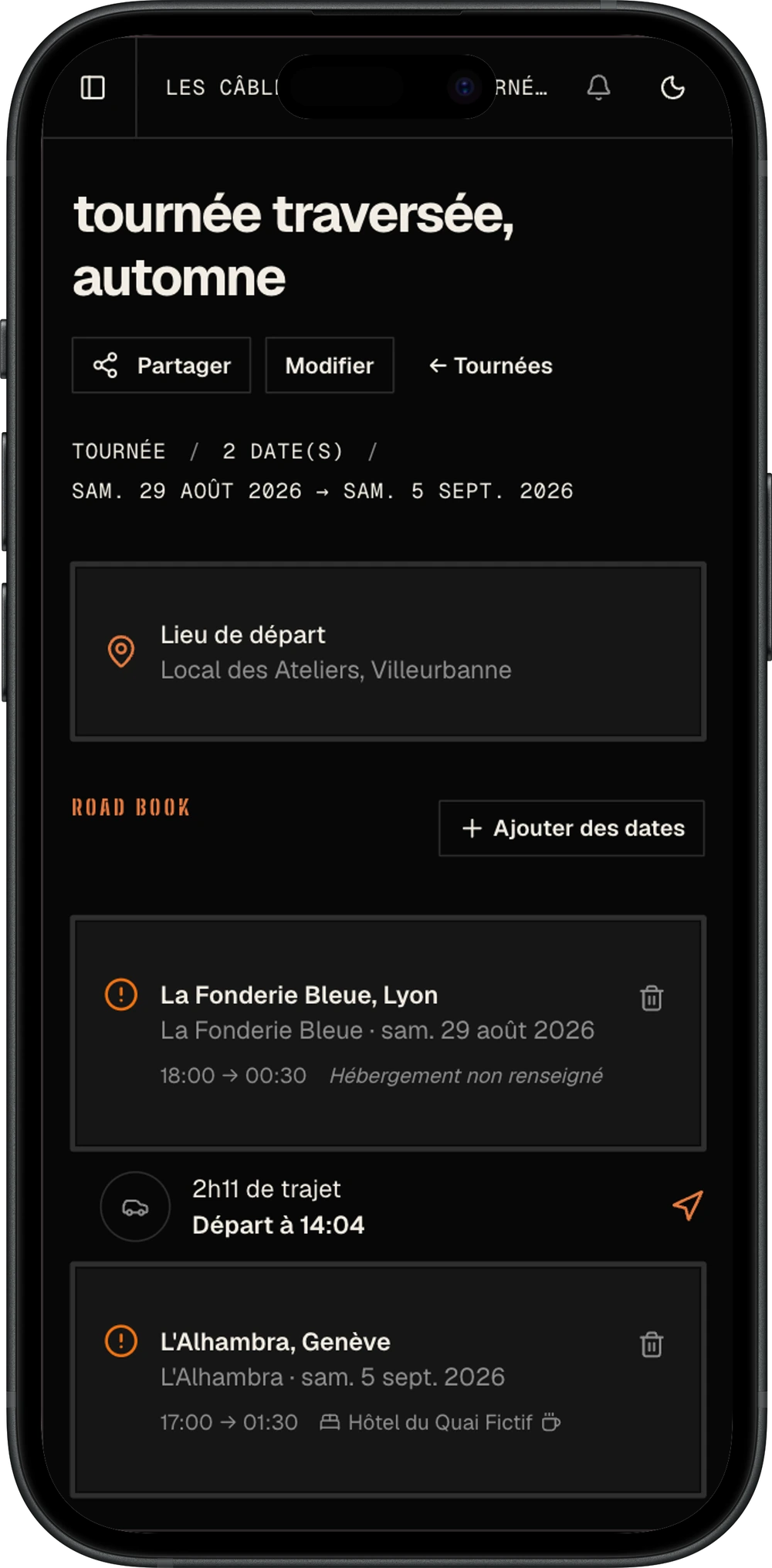 Écran d'une tournée sur téléphone : le lieu de départ du crew, puis le road book avec la date de Lyon, 2h11 de trajet et un départ conseillé à 14:04, et la date de Genève avec son hôtel.